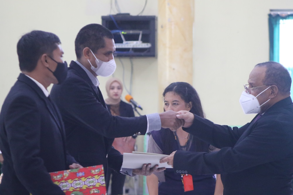 REKTOR UNMUS, Dr. Drs. BEATUS TAMBAIP, M.A KUKUHKAN 58 LULUSAN PENDIDIKAN PROFESI GURU DALAM JABATAN ANGKATAN I TAHUN 2021 UNIVERSITAS MUSAMUS